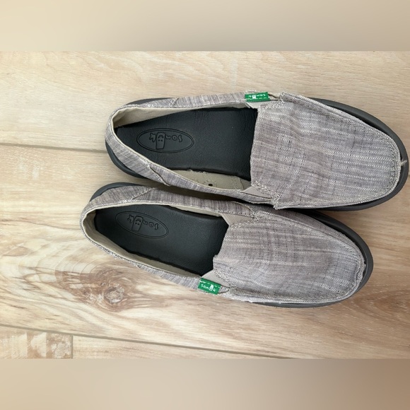 NEVER WORN- MEN SIZE 6 SANUKS - Picture 1 of 5
